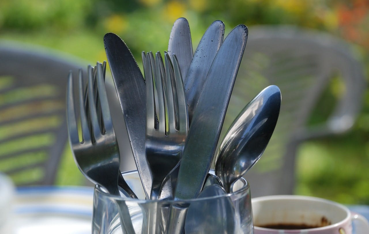 unsanitary restaurant cutlery